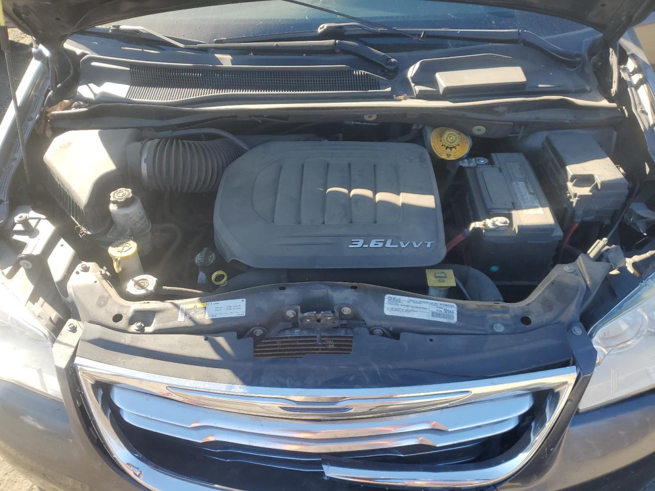 2016 Chrysler Town & Country - Image 12