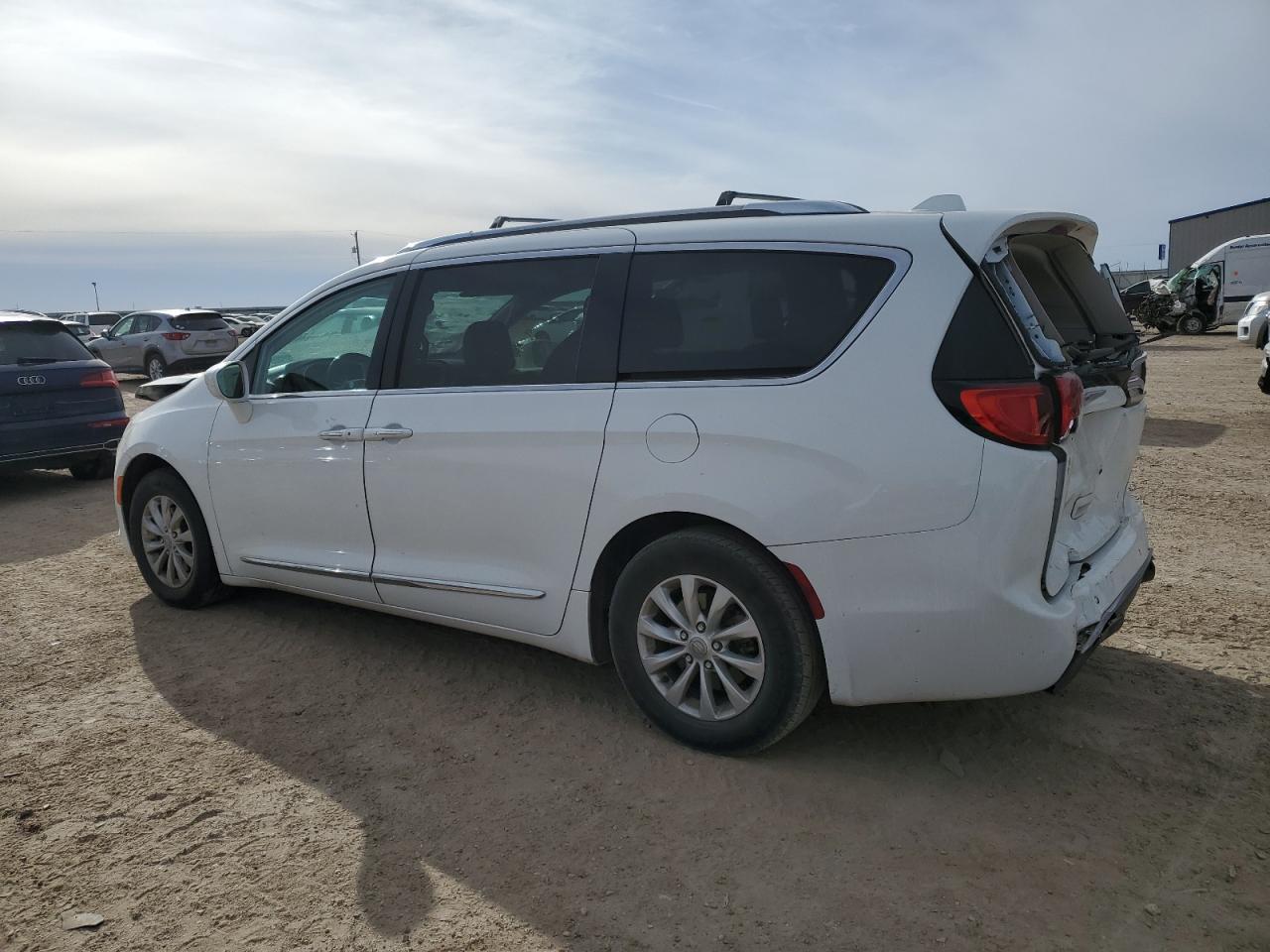 2019 Chrysler Pacifica - Image 2