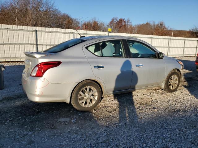  NISSAN VERSA 2017 Srebrny