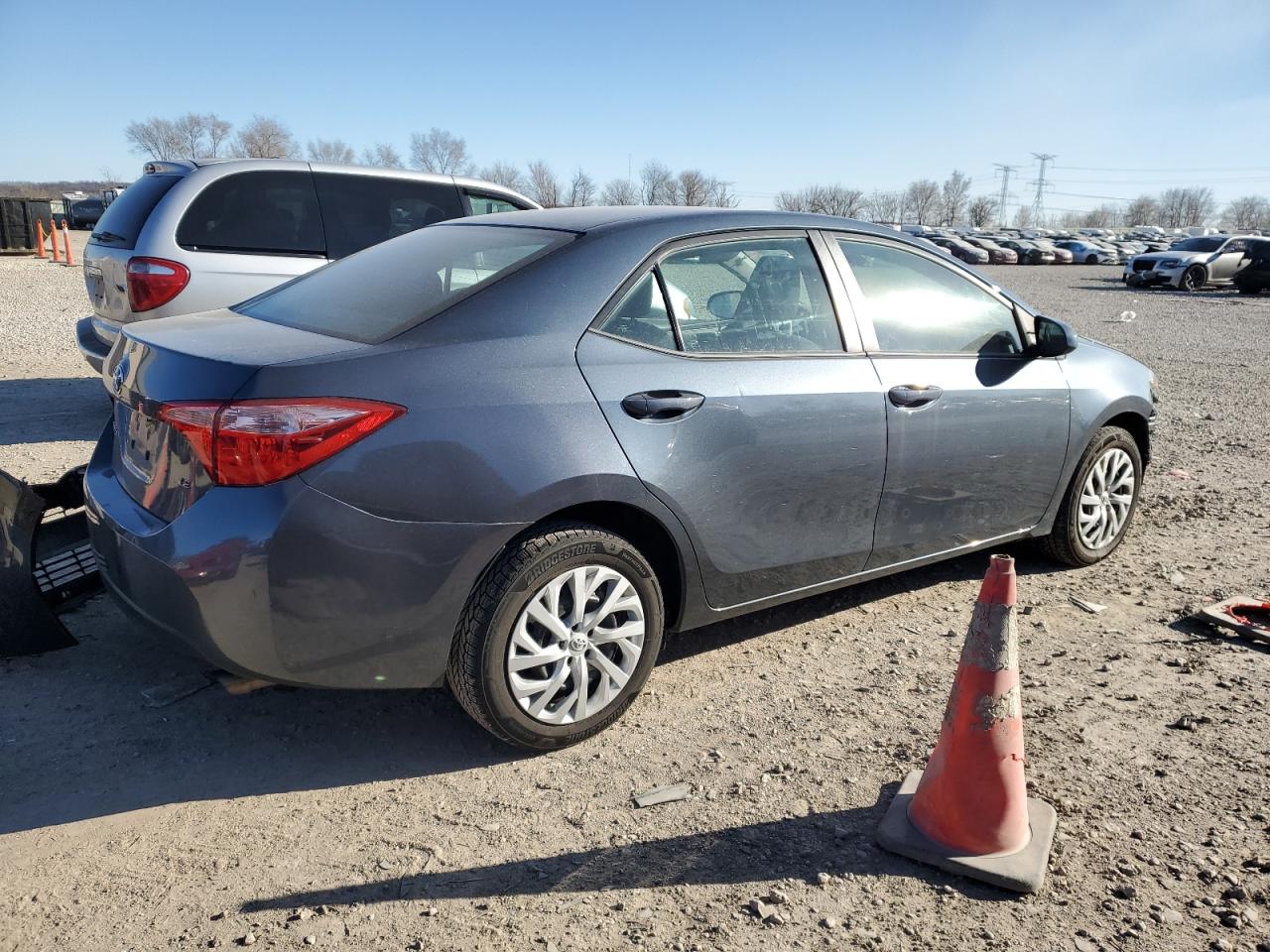 VIN 2T1BURHE8JC099613 2018 TOYOTA COROLLA no.3