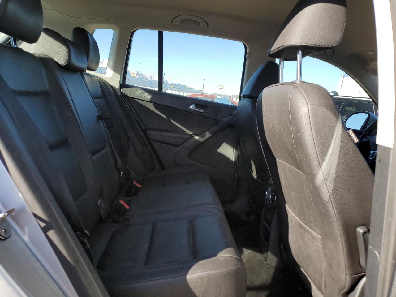 2017 Volkswagen Tiguan - Image 11