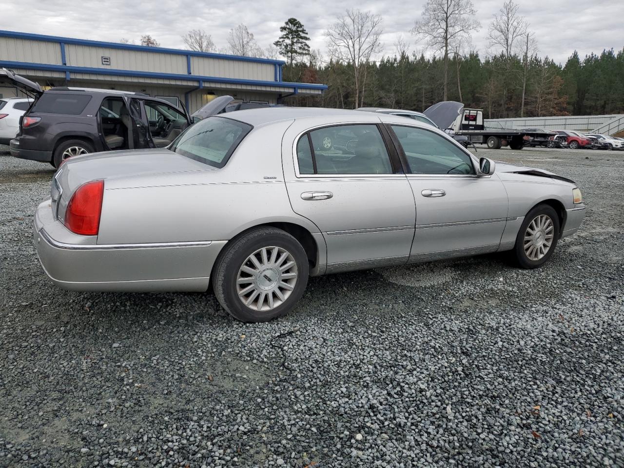 2004 Lincoln Town Car - Image 3