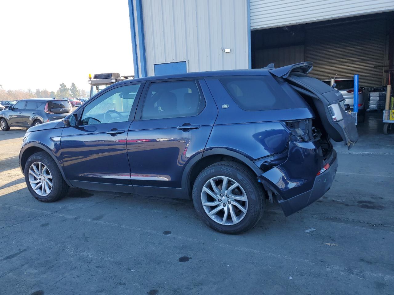 2016 Land Rover Discovery - Image 2
