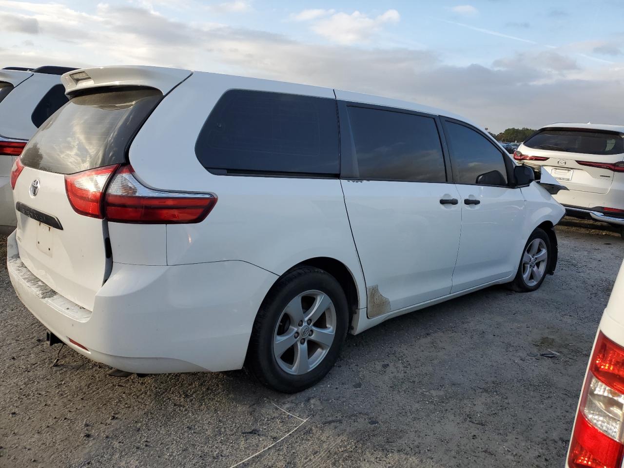 2015 Toyota Sienna - Image 3