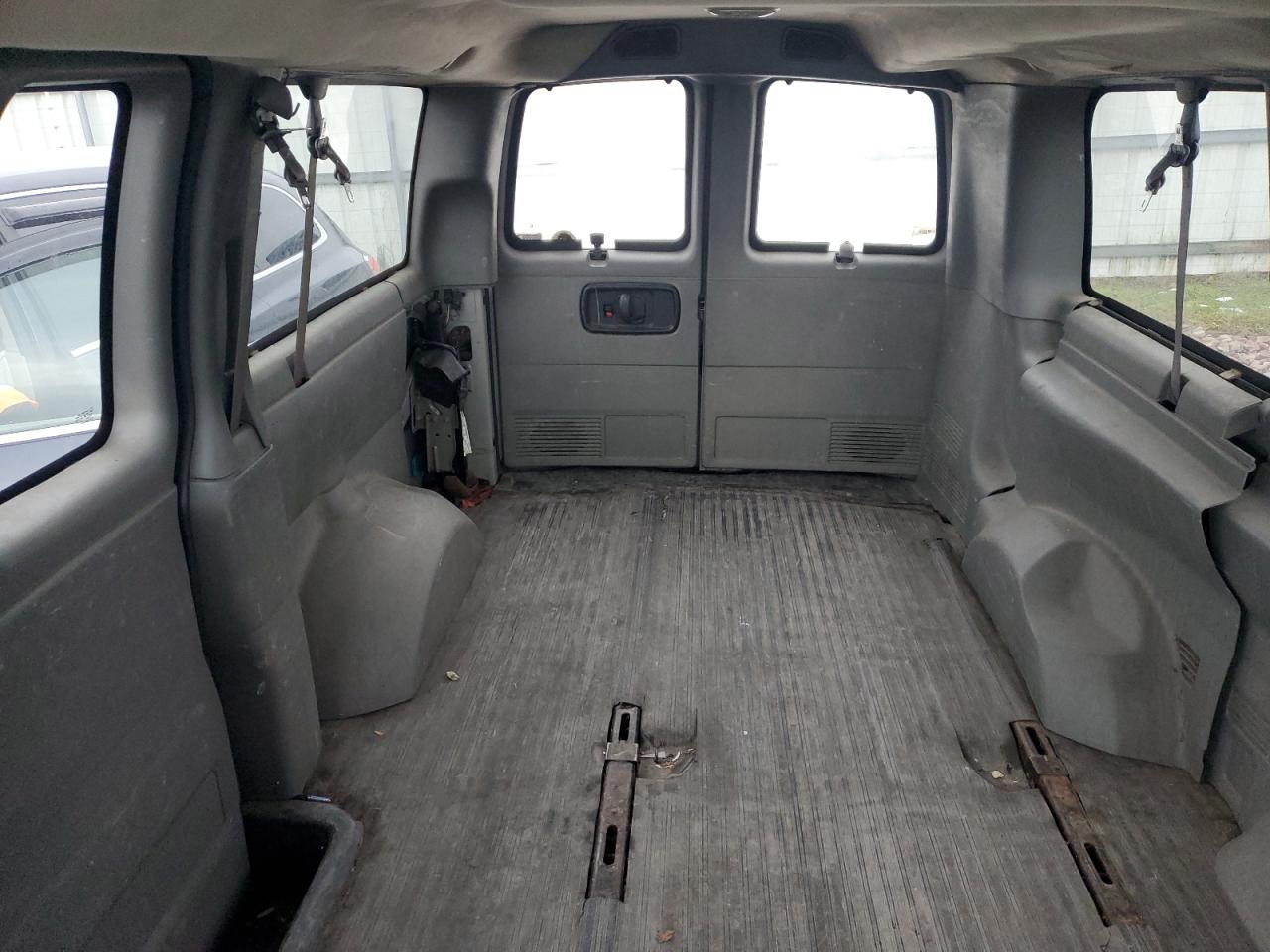 2009 Chevrolet Express - Image 10