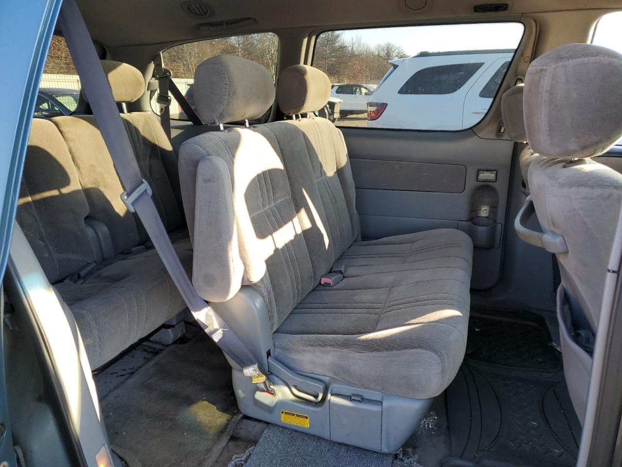2002 Toyota Sienna Ce VIN: 4T3ZF19C42U479207 Lot: 82301664