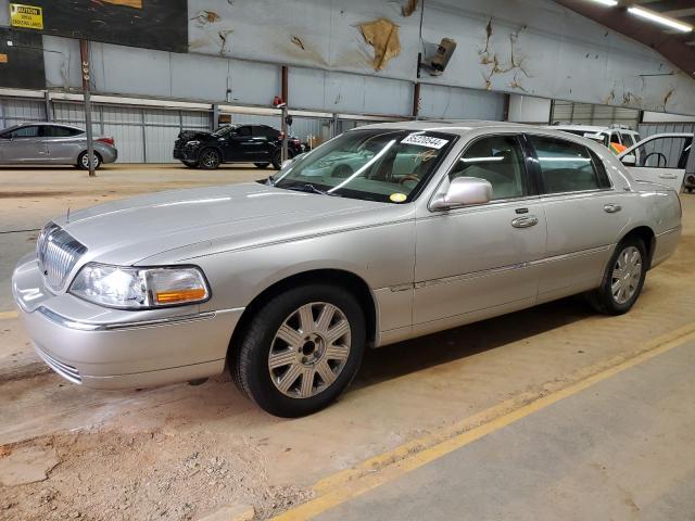 2005 Lincoln Town Car Signature Limited