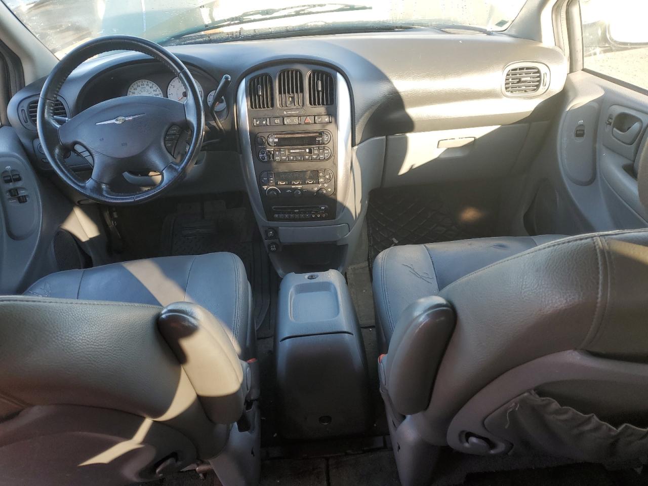 2005 Chrysler Town & Country Touring VIN: 2C4GP54L75R470745 Lot: 83711964