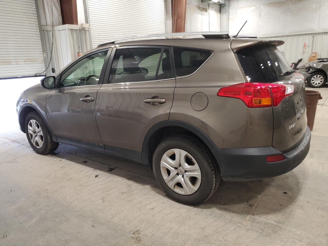 VIN JTMBFREV7FD119052 2015 TOYOTA RAV4 no.2