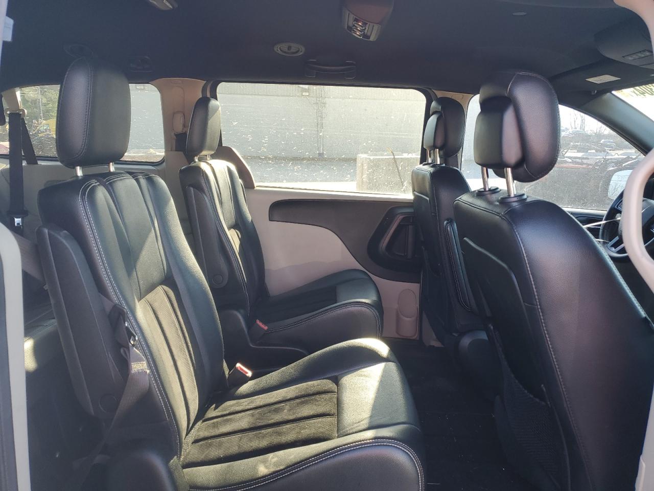 2017 Dodge Caravan - Image 11