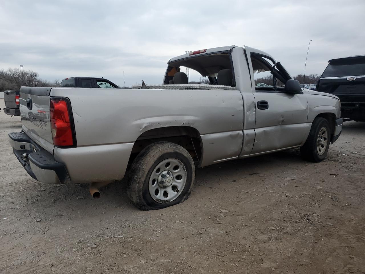 2007 Chevrolet Silverado - Image 3
