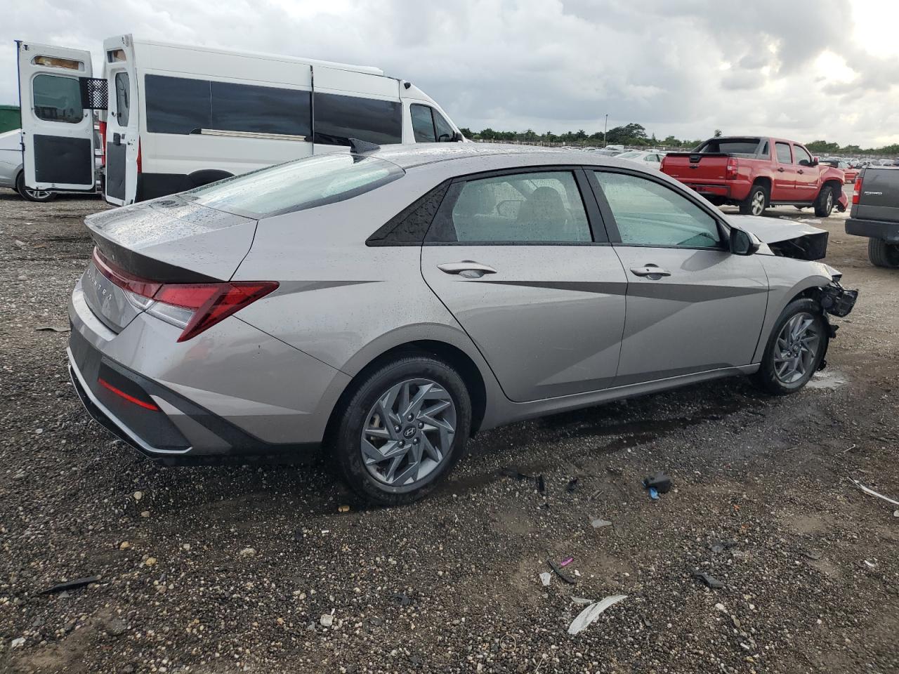 2024 Hyundai Elantra - Image 3
