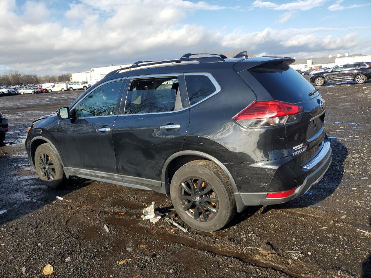 5N1AT2MV4HC818155 2017 NISSAN ROGUE - Image 2
