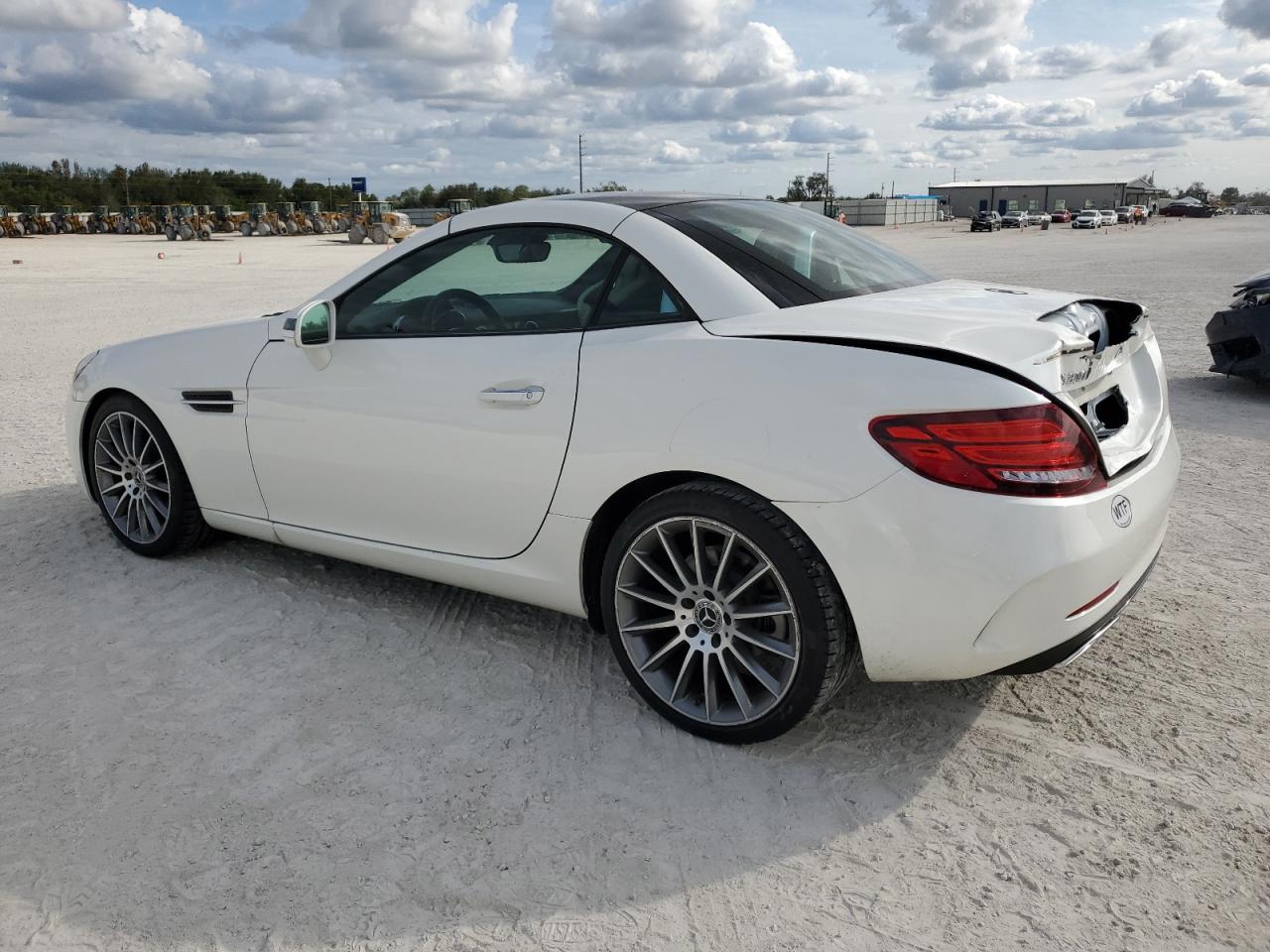 VIN WDDPK3JA7HF138747 2017 MERCEDES-BENZ SLC-CLASS no.2