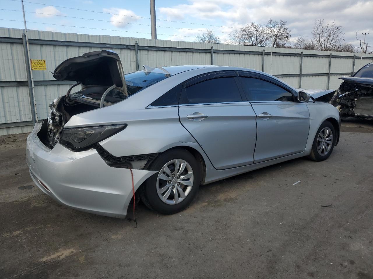 2011 Hyundai Sonata - Image 3