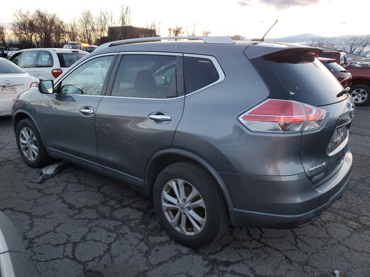 2015 Nissan Rogue - Image 2
