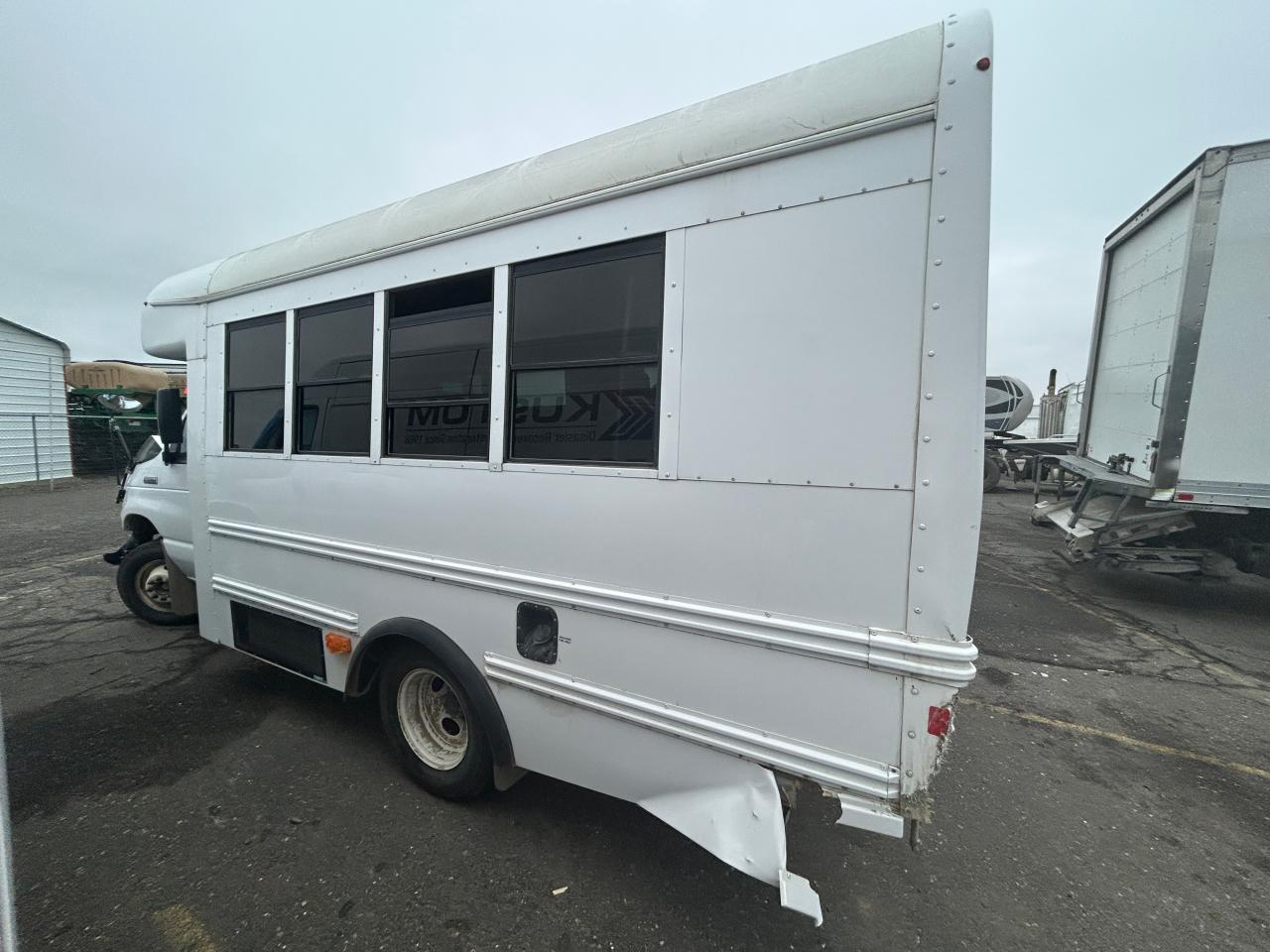 2016 Ford Econoline - Image 2