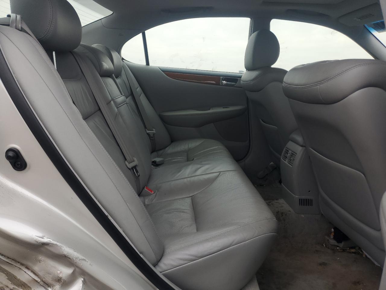 2005 Lexus ES - Image 10