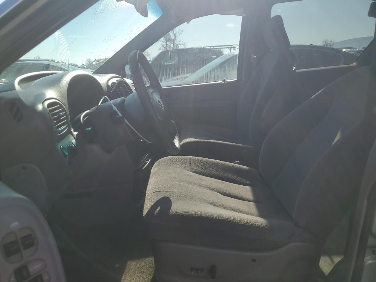 2003 Dodge Caravan - Image 7