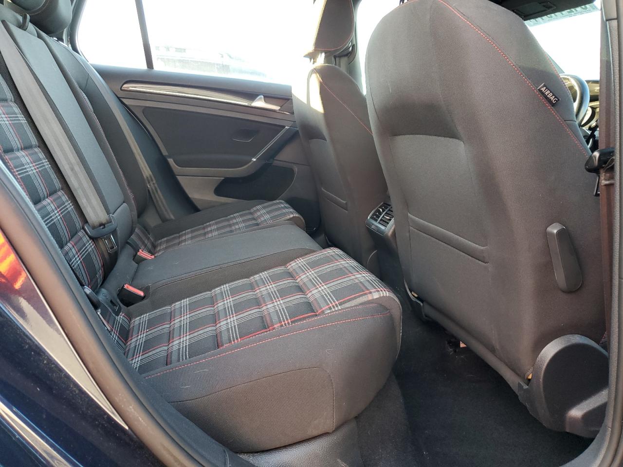 2016 Volkswagen GTI - Image 10