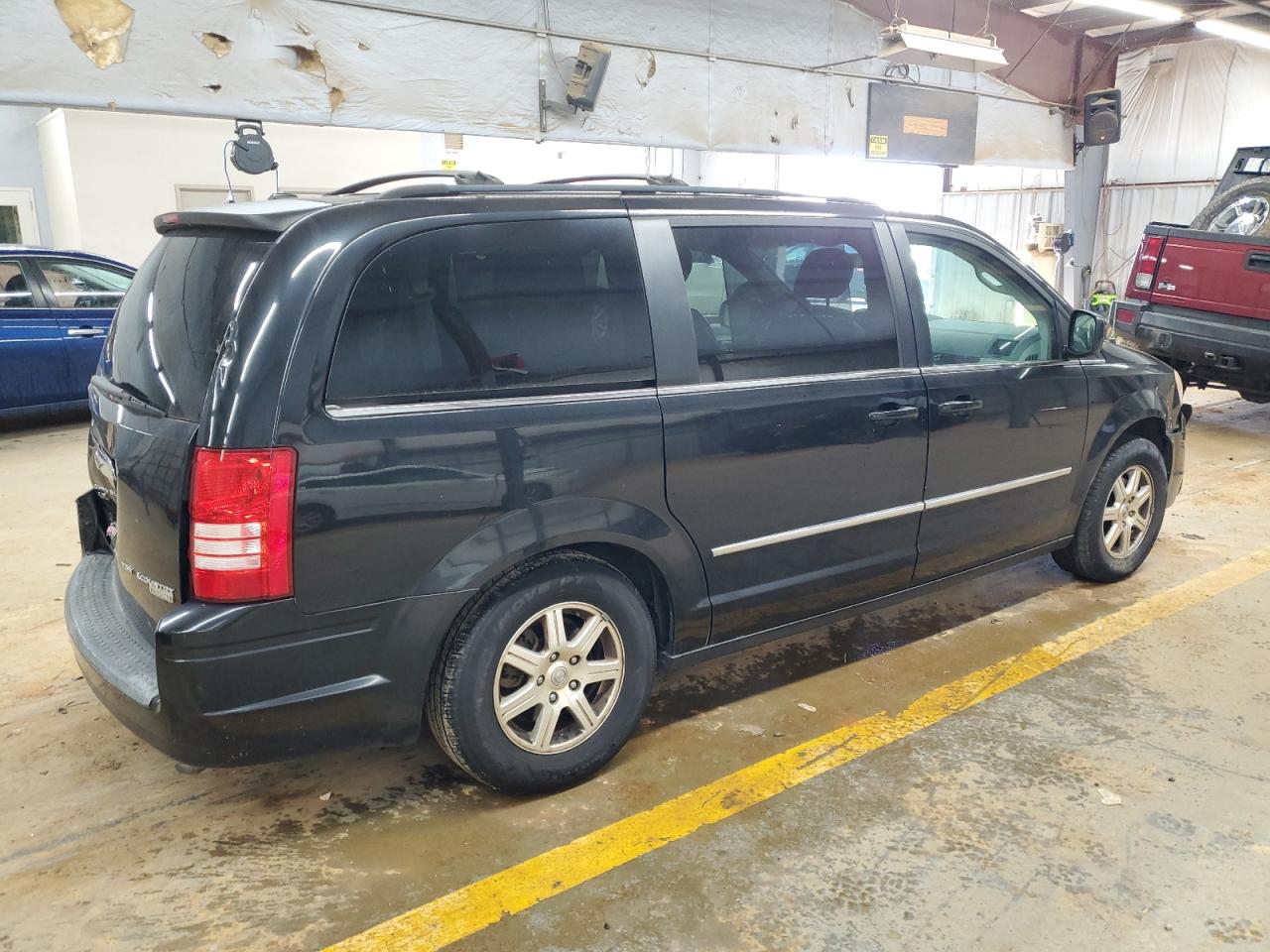2010 Chrysler Town & Country - Image 3