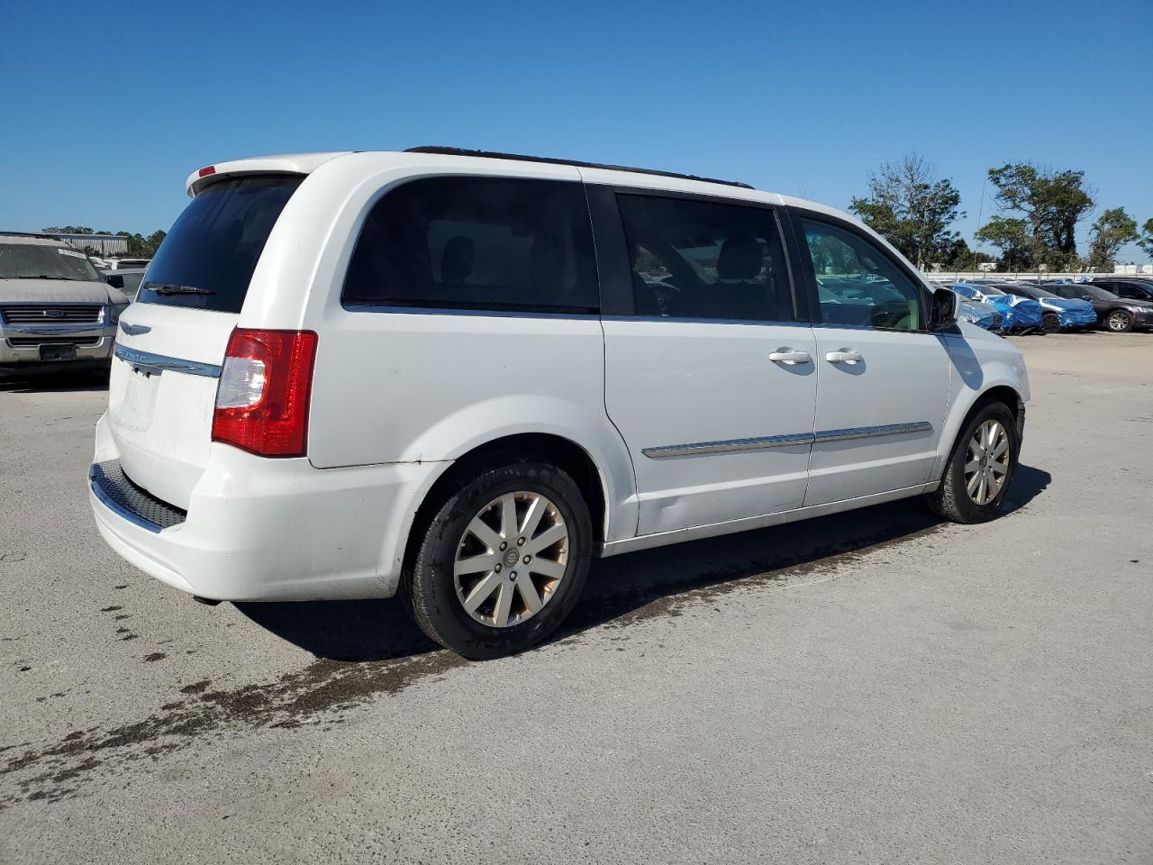 2014 Chrysler Town & Country - Image 3