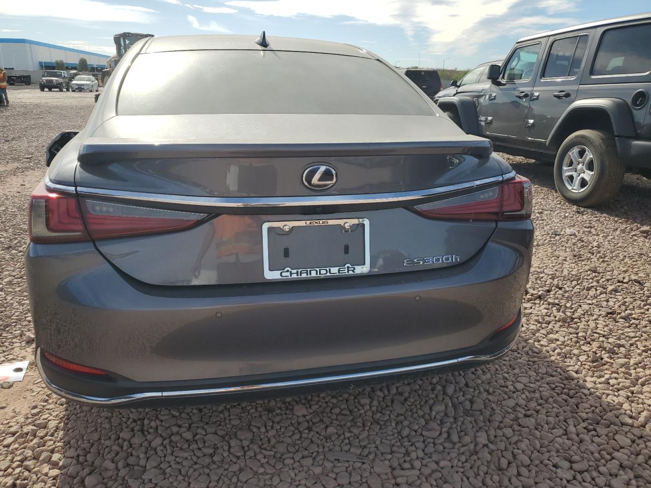 2020 Lexus ES - Image 6