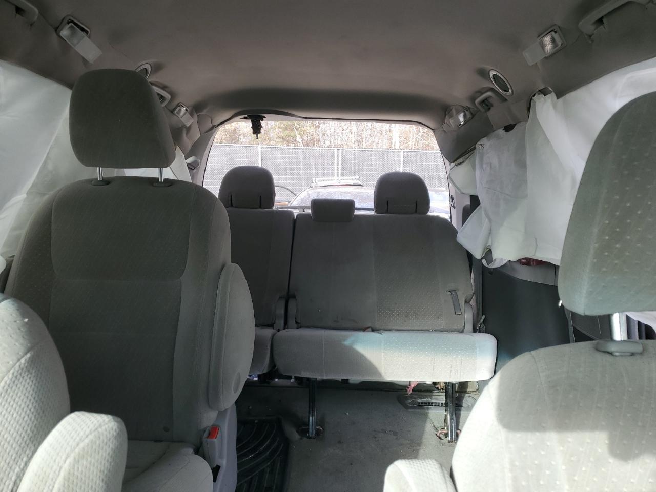 2017 Toyota Sienna - Image 10
