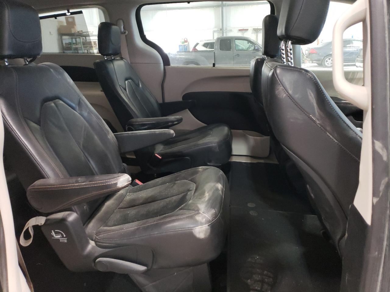 2019 Chrysler Pacifica - Image 11