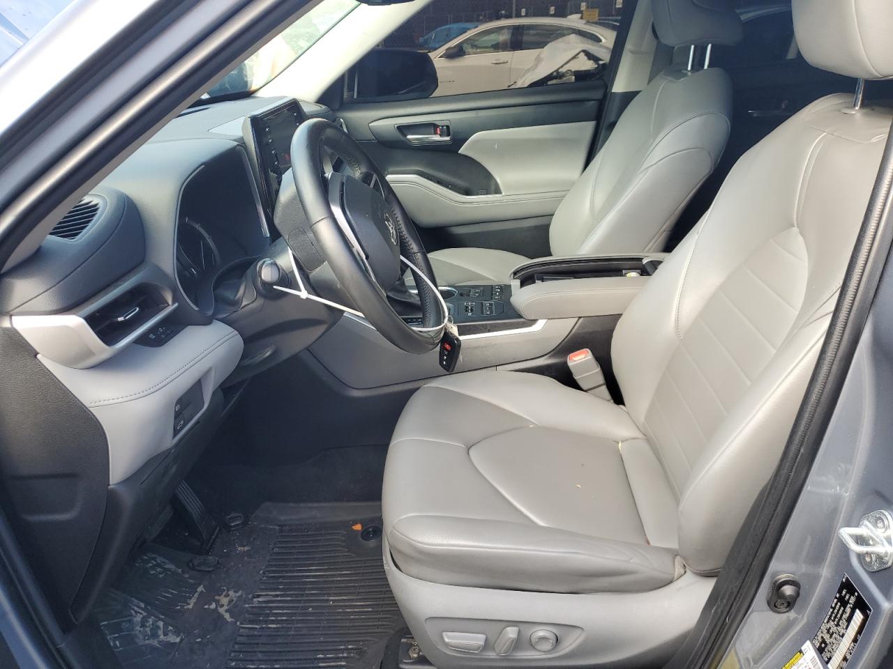 2022 Toyota Highlander - Image 7