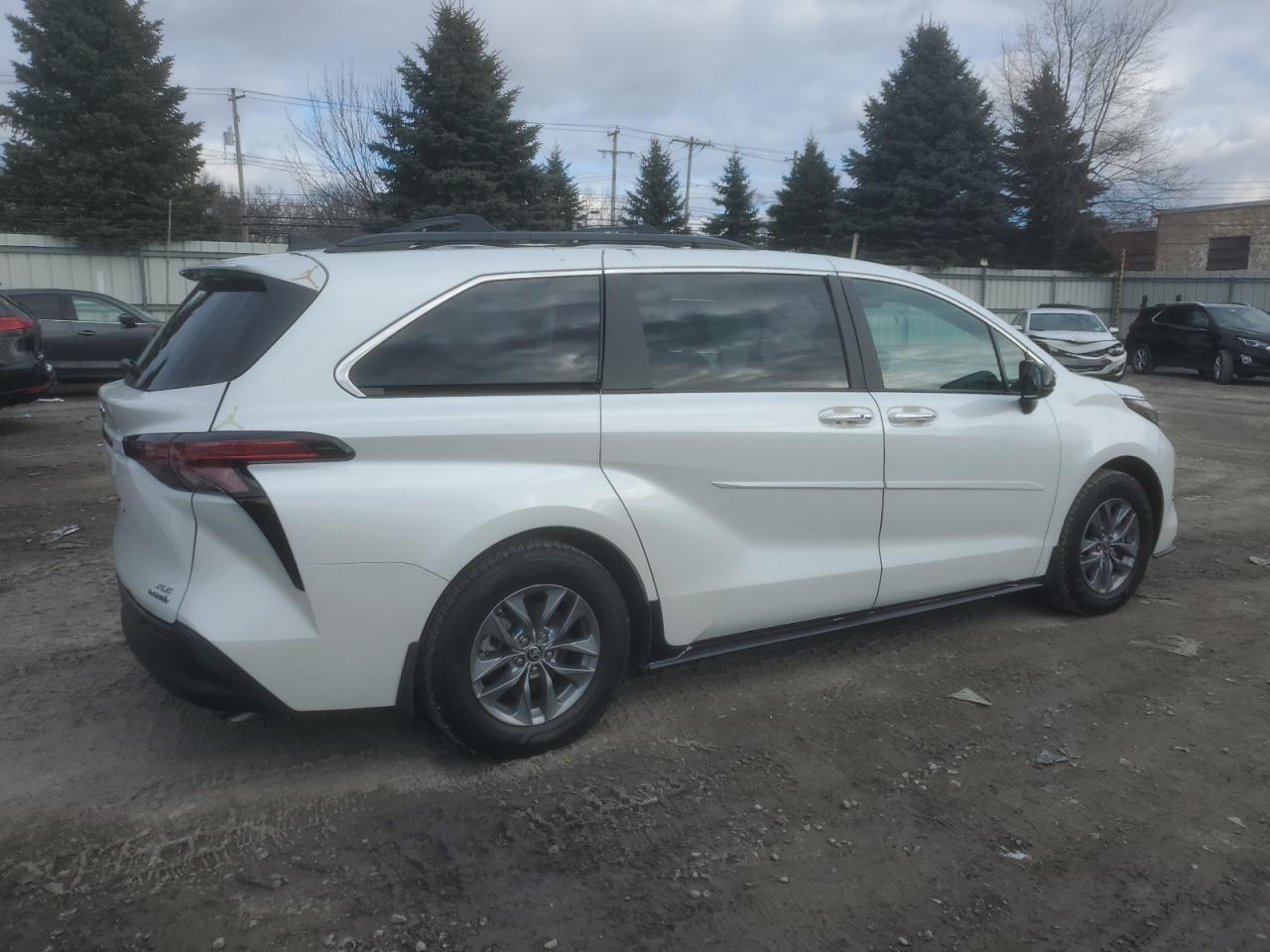 2022 Toyota Sienna - Image 3