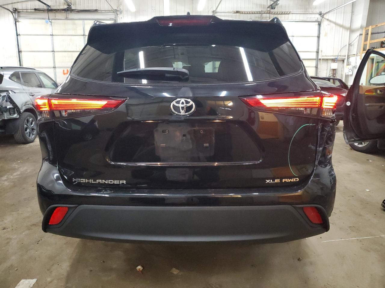 2022 Toyota Highlander - Image 6