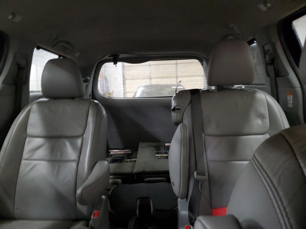 2015 Toyota Sienna - Image 10