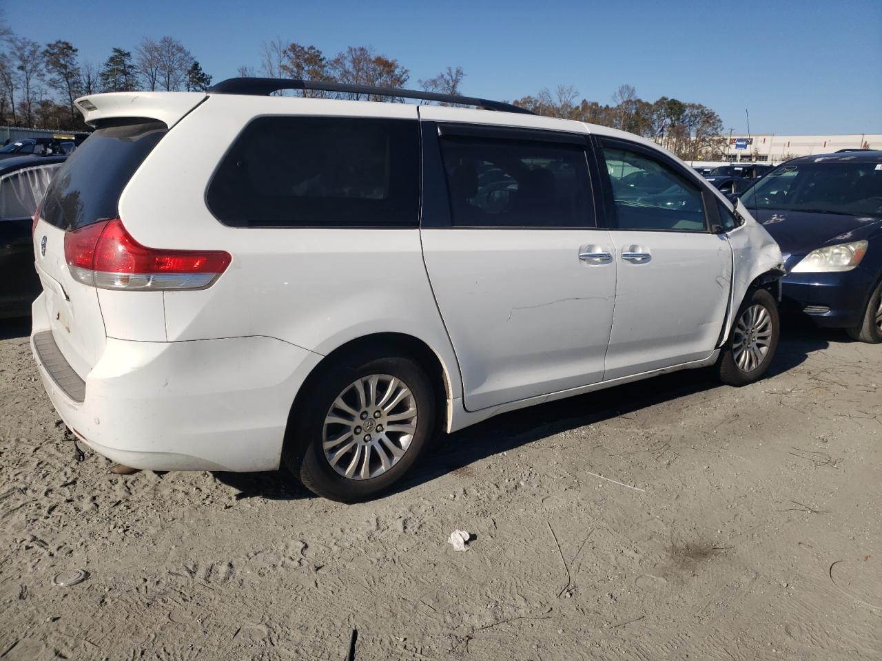 2013 Toyota Sienna - Image 3