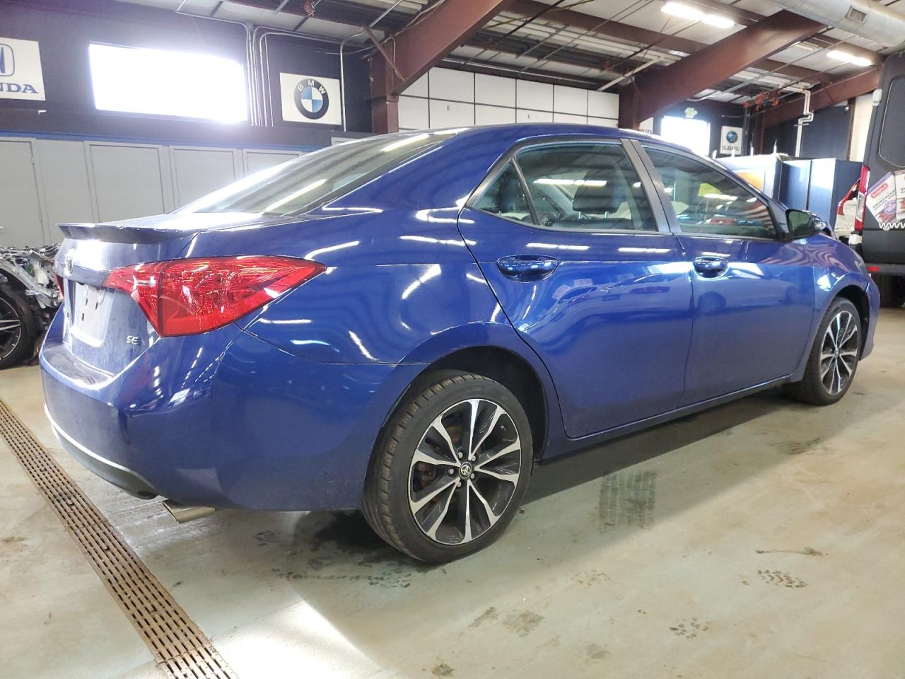 VIN 2T1BURHE4JC004464 2018 TOYOTA COROLLA no.3