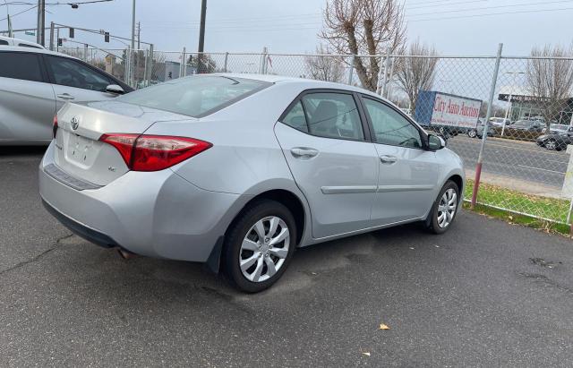 Sedans TOYOTA COROLLA 2017 Srebrny