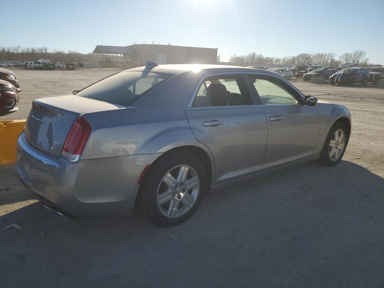 VIN 2C3CCARGXFH757233 2015 CHRYSLER 300 no.3