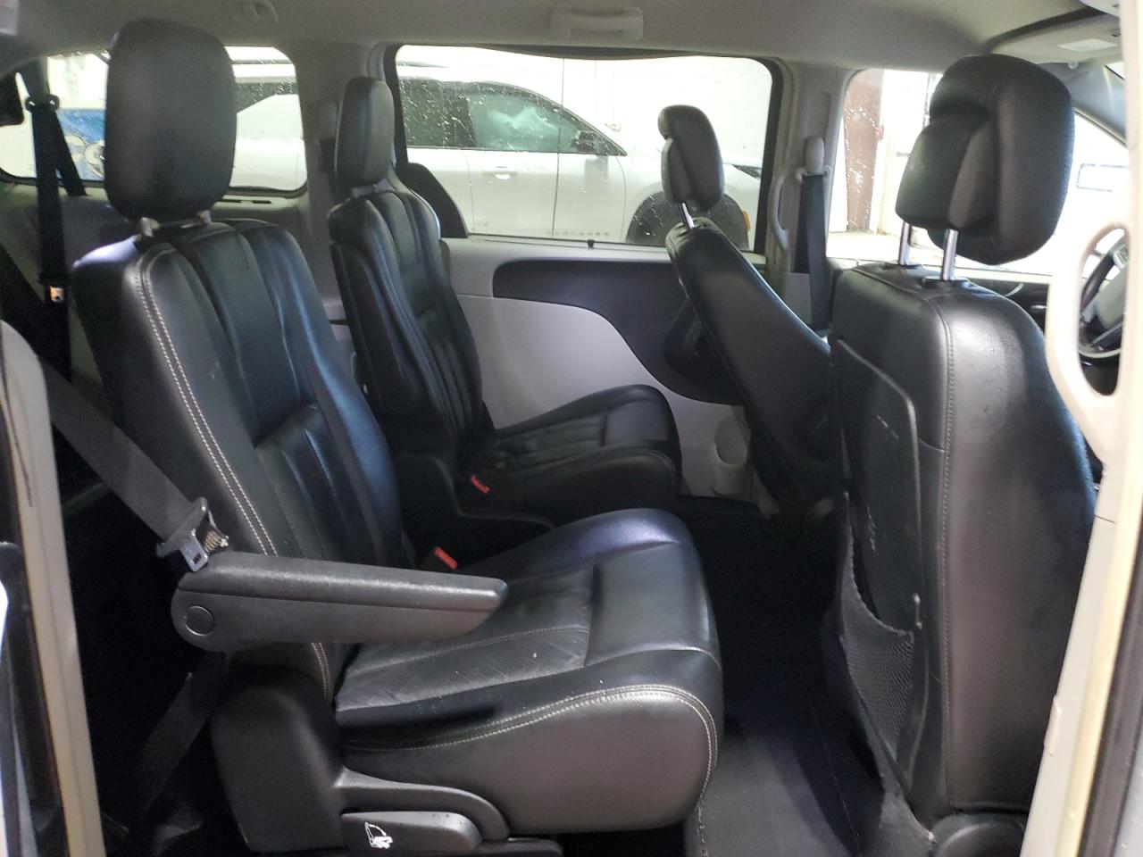 2011 Chrysler Town & Country - Image 11