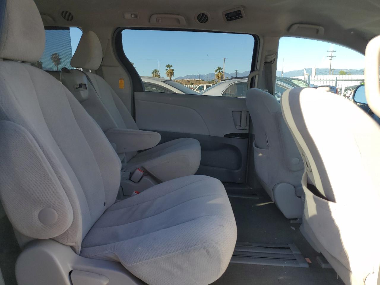 2014 Toyota Sienna - Image 11