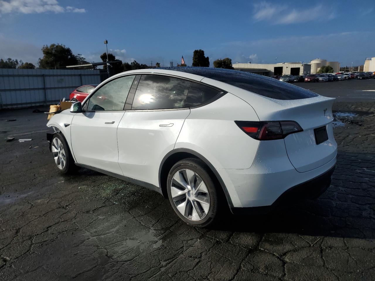 VIN 7SAYGDEE4PF695575 2023 TESLA MODEL Y no.2