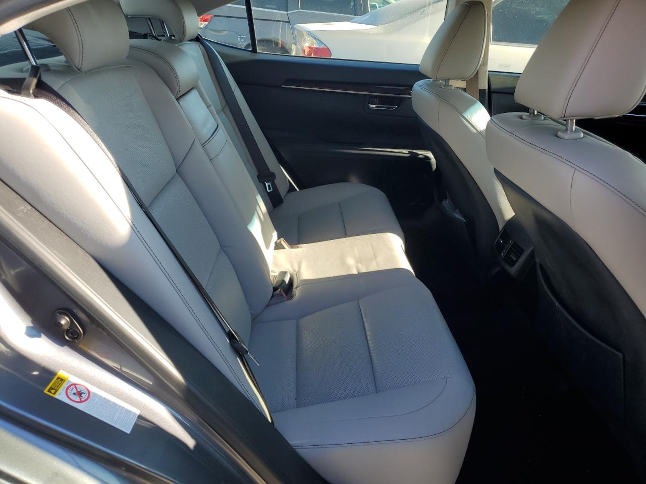 2015 Lexus ES - Image 10