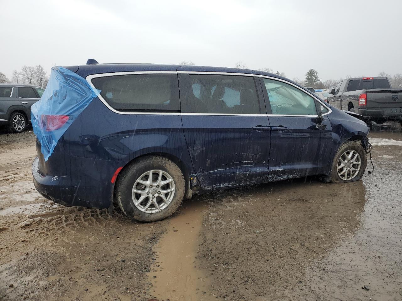 2017 Chrysler Pacifica - Image 3