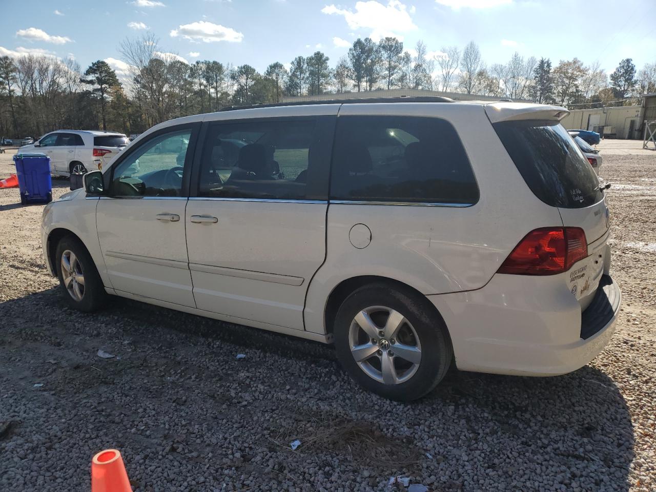 2011 Volkswagen Routan - Image 3