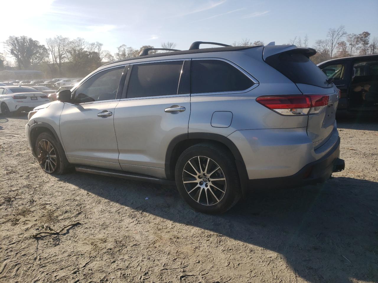 2018 Toyota Highlander - Image 2