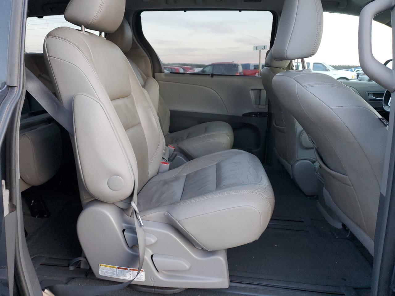 2016 Toyota Sienna - Image 11