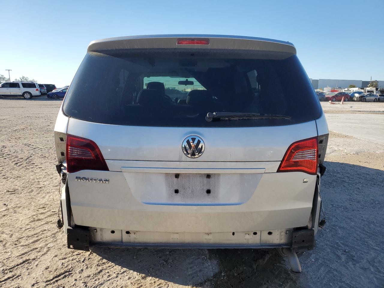 2010 Volkswagen Routan - Image 6