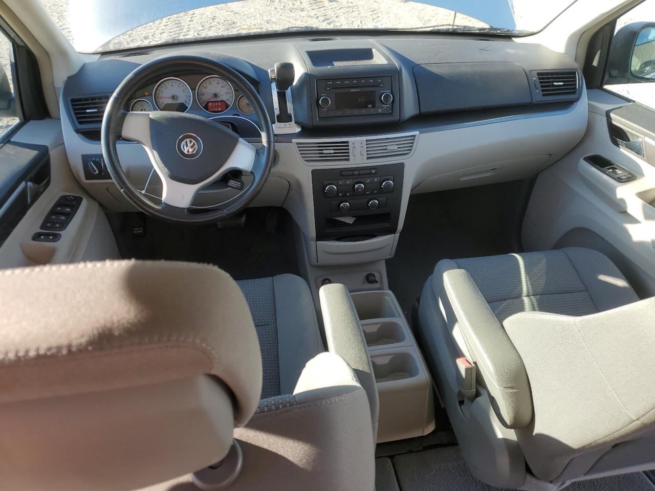 2010 Volkswagen Routan - Image 8