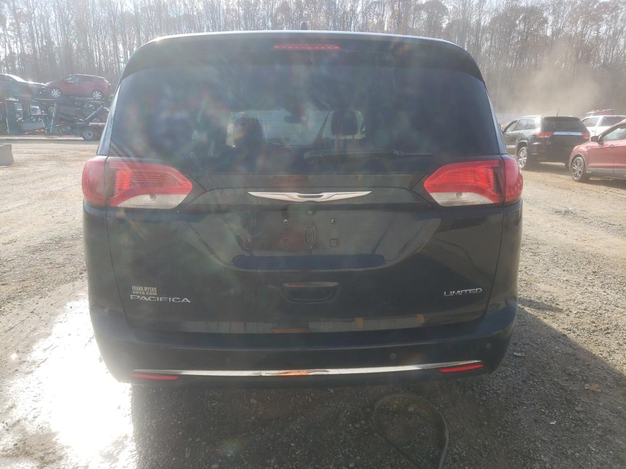 2017 Chrysler Pacifica - Image 6