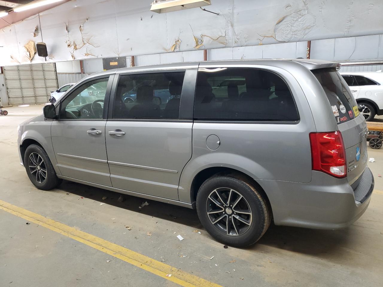 2015 Dodge Caravan - Image 2