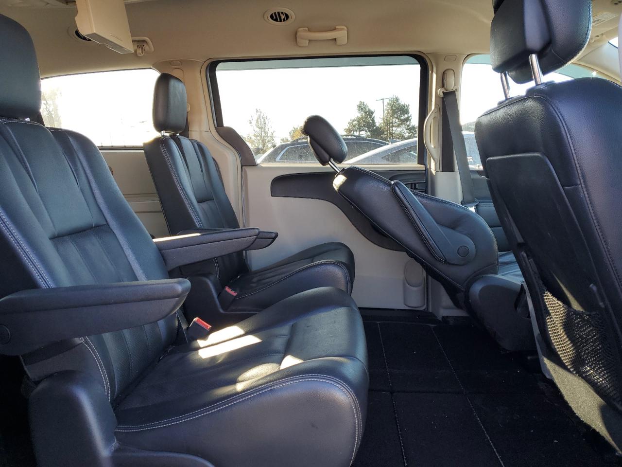 2012 Chrysler Town & Country - Image 11